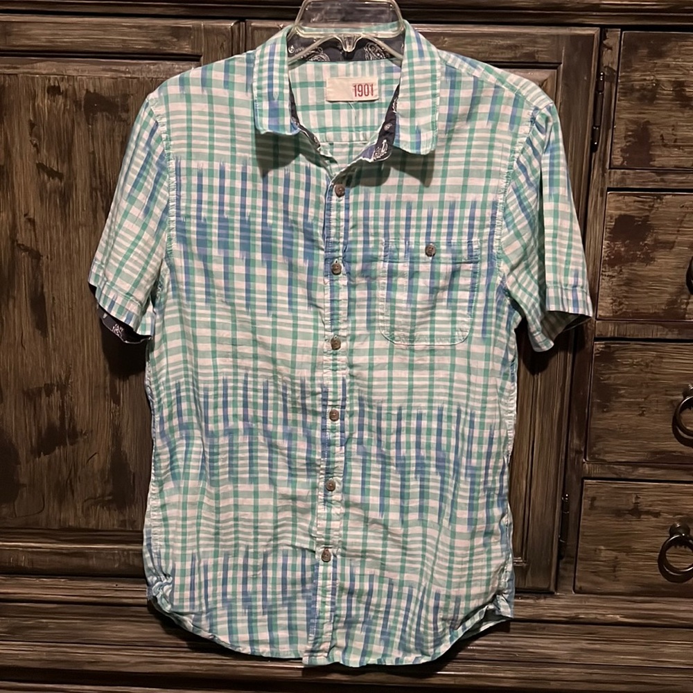 Mens shirt sleeve causal button down shirt